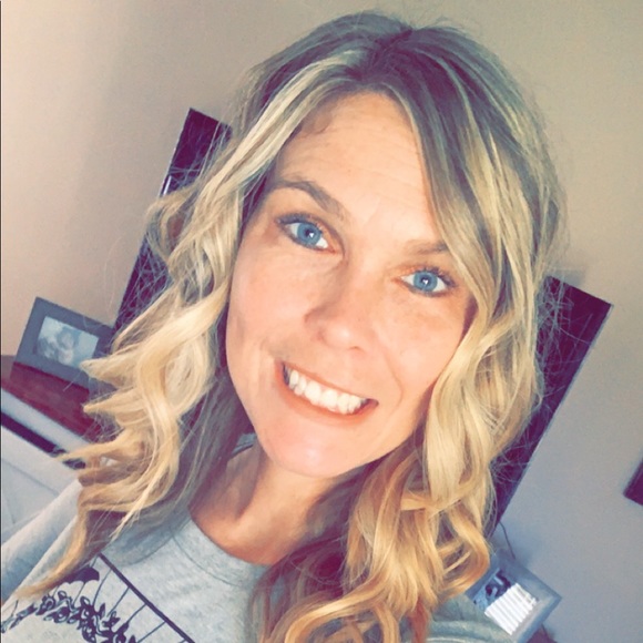 Profile Picture of Amber Ackerman (@aackermanfenley) on Poshmark