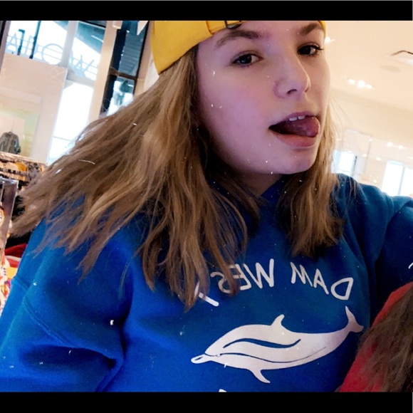 Profile Picture of Alexa Burns (@lexaburnss17_) on Poshmark