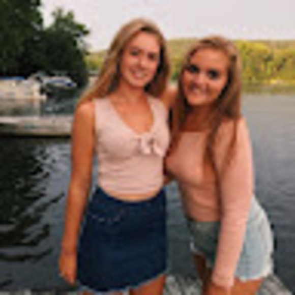 Profile Picture of Rosie Schnackenberg (@rosieschnack) on Poshmark