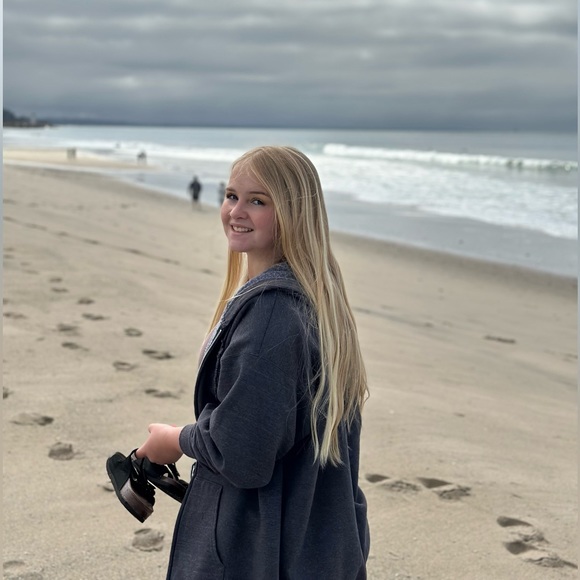 Profile Picture of Alyssa Goulet (@gouletalyssa05) on Poshmark