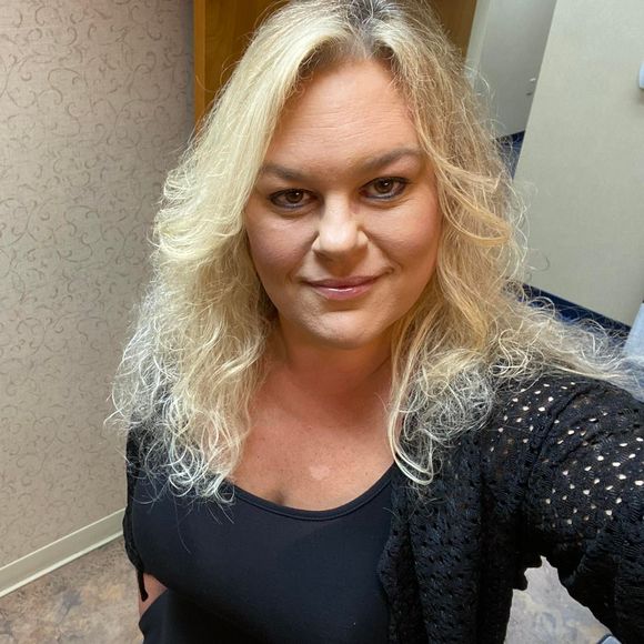 Profile Picture of Angel Seelbinder (@angelseel71) on Poshmark