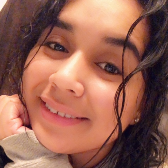 Profile Picture of Cesia Hernandez (@amadorcesia) on Poshmark