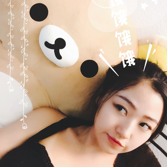 Profile Picture of Fiona Zhang (@fionazhang) on Poshmark