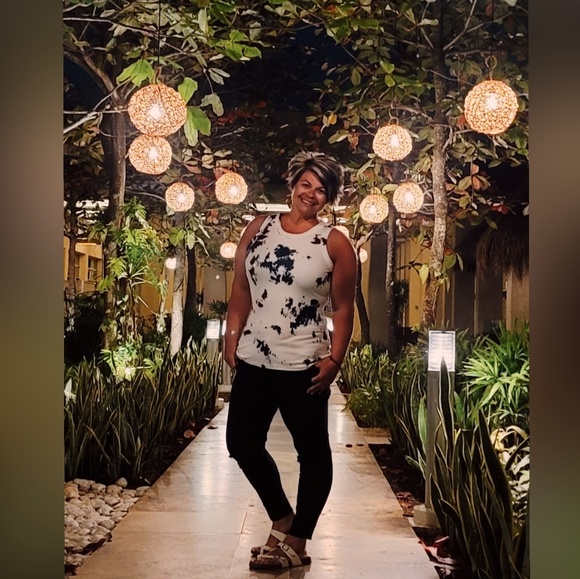 Profile Picture of Lindsey Moriarty (@linz4455) on Poshmark