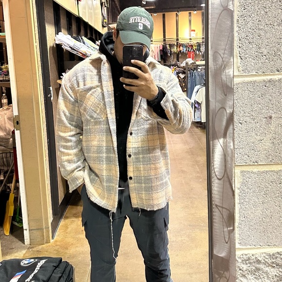 Profile Picture of Leonardo Kushimizo (@leo_kushimizo) on Poshmark