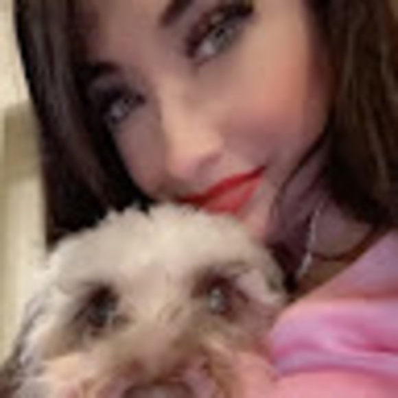 Profile Picture of Mona Gonzalez (@monagonzalez963) on Poshmark