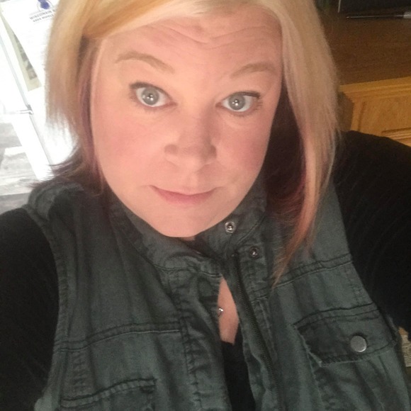 Profile Picture of Amanda Bjorkquist (@amandabj) on Poshmark