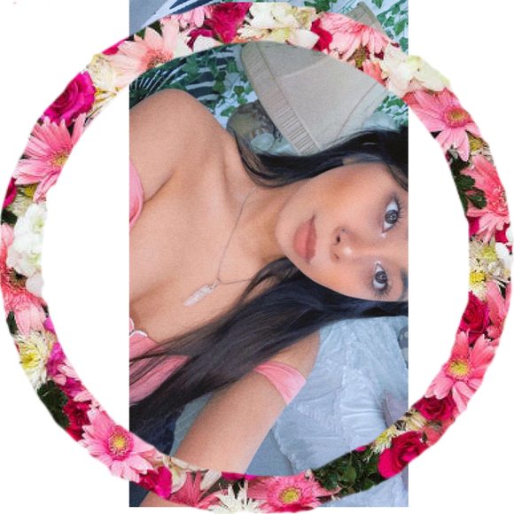 Profile Picture of Elizabeth Velasquez (@elizabethvel678) on Poshmark
