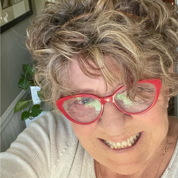 Profile Picture of Rhonda Rivette (@rhondarivette) on Poshmark