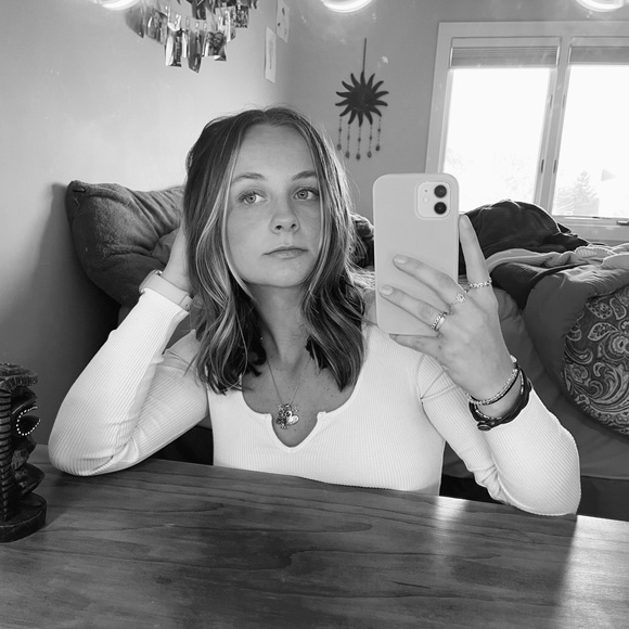 Profile Picture of Carly Adams (@carlyadams903) on Poshmark