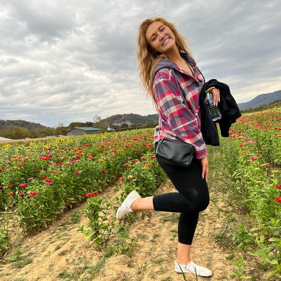 Profile Picture of Ashley Albertson (@ashleyalbert855) on Poshmark