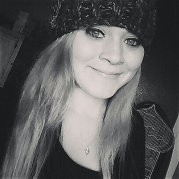 Profile Picture of Ashley Hopper (@ashhopper) on Poshmark