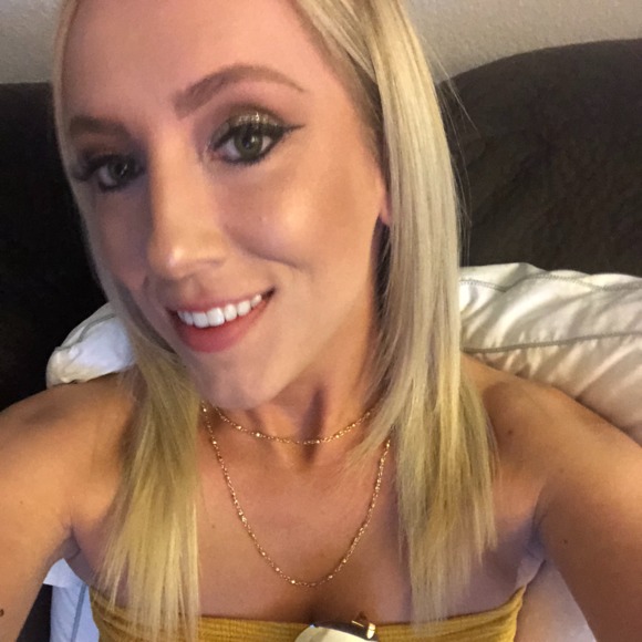 Profile Picture of Leanna Riessen (@leelee1207) on Poshmark