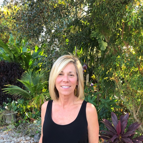 Profile Picture of Tina Delucca (@tdelucca) on Poshmark