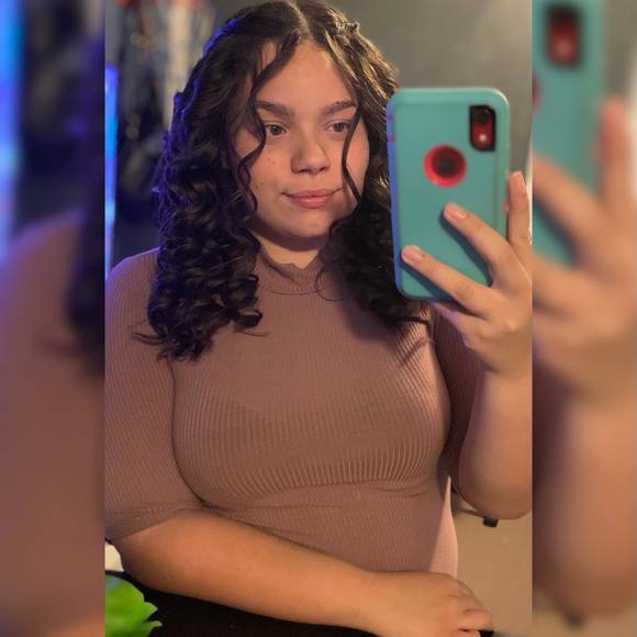 Profile Picture of Edirith Santos (@edirithsantos) on Poshmark