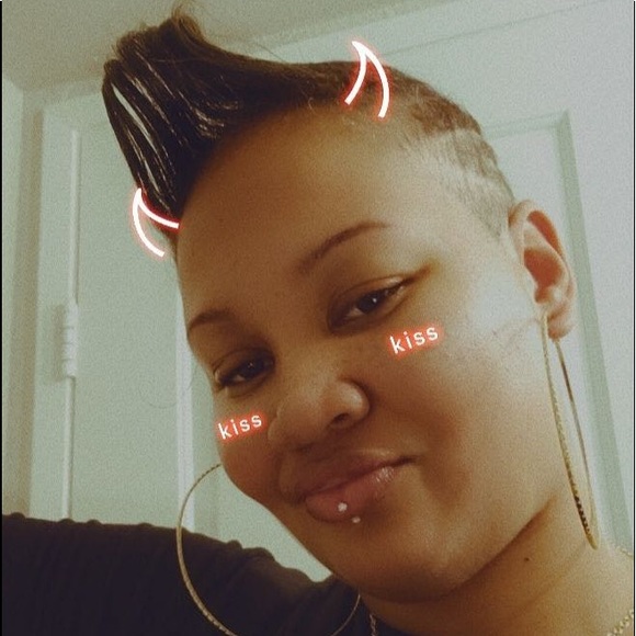 Profile Picture of Devonda Henderson (@tweetie3427) on Poshmark