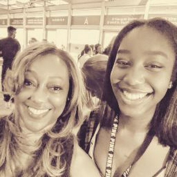 Profile Picture of Donna Fields (@msjeff68) on Poshmark