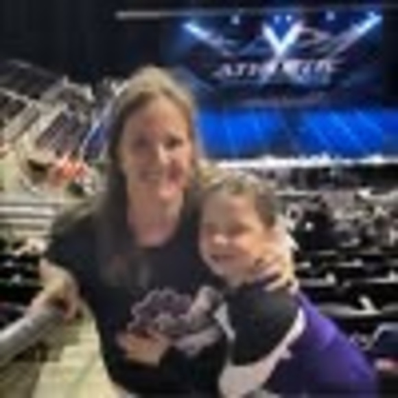 Profile Picture of Shannon Antczak (@shannonwhelton) on Poshmark