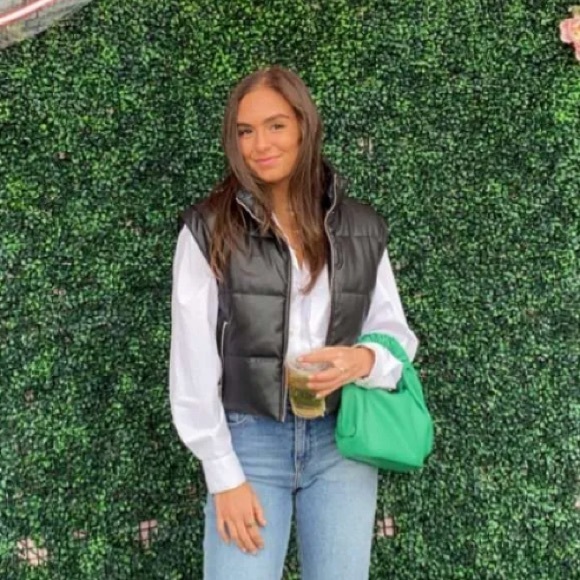 Profile Picture of Danielle Lewin (@danielleylewin) on Poshmark