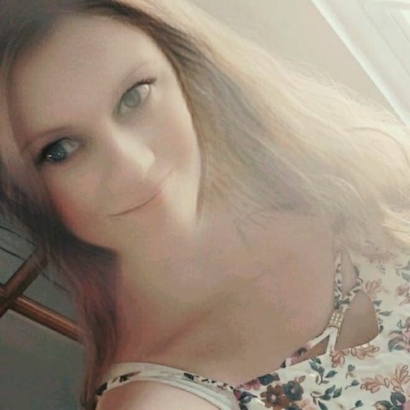 Profile Picture of Alicia Cleeland (@aliciacleeland) on Poshmark
