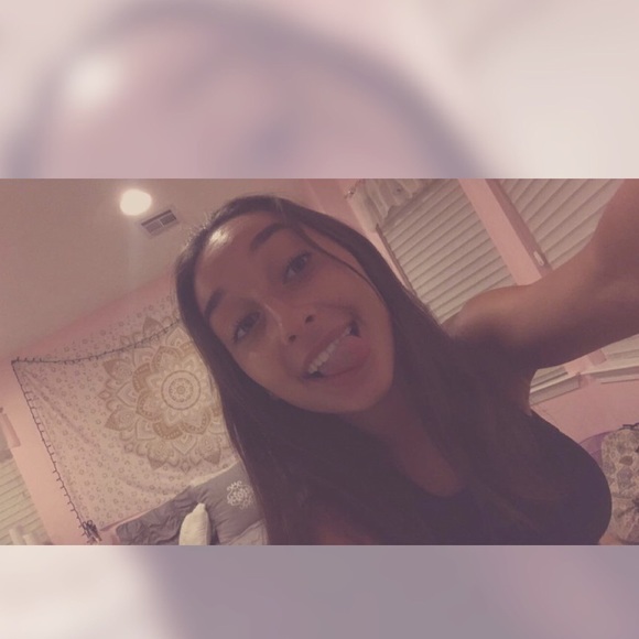 Profile Picture of Courtney Nuzzolo (@courtneyhoran13) on Poshmark