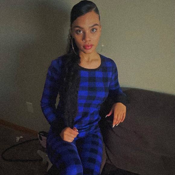 Profile Picture of Gabriella Arfman (@gabriellearfman) on Poshmark