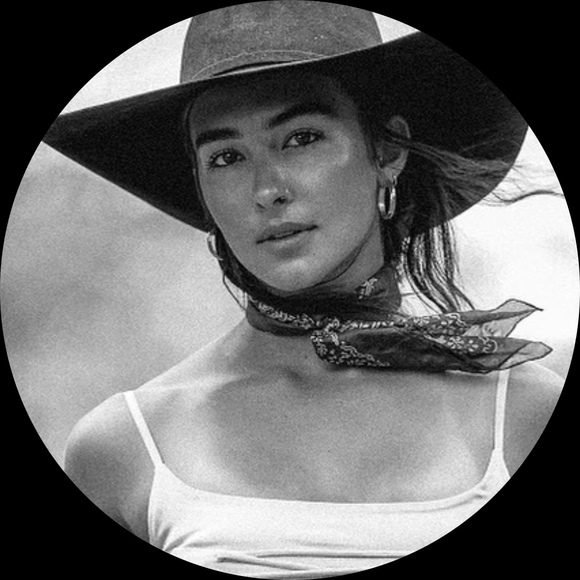 Profile Picture of Catherine Edwards (@catherine10ee) on Poshmark