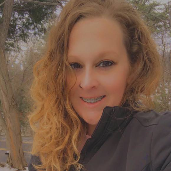 Profile Picture of Leslie Truxell (@gyngersnapp) on Poshmark