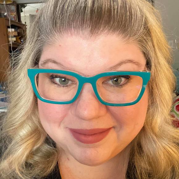 Profile Picture of Angie Stueve (@sweetbippy13) on Poshmark
