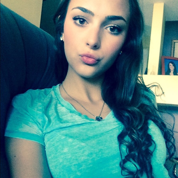 Profile Picture of Olivia Larsen (@olivialarsenn) on Poshmark