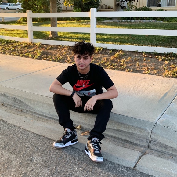 Mehrzad Akhavan - Poshmark Profile Picture of Mehrzad Akhavan (@fancycloset2002) on Poshmark