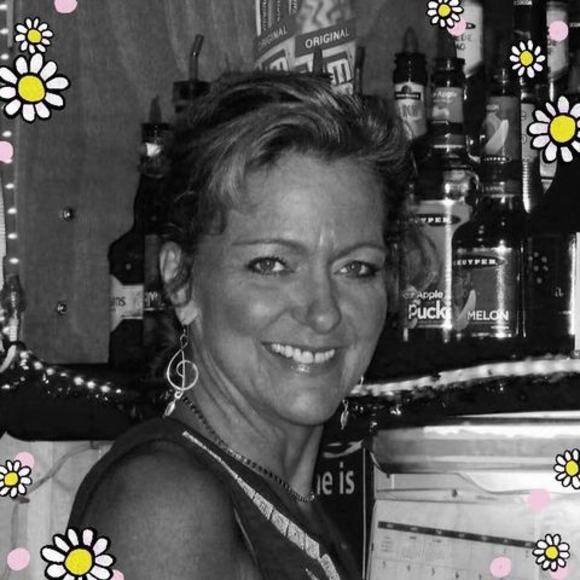 Profile Picture of Kelly Eskew (@kellysq123) on Poshmark