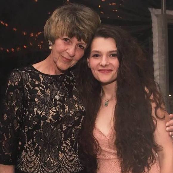 Profile Picture of Tori Scarantino (@toriscarantino) on Poshmark