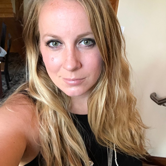 Profile Picture of Angie Granzow (@angiegranzow) on Poshmark