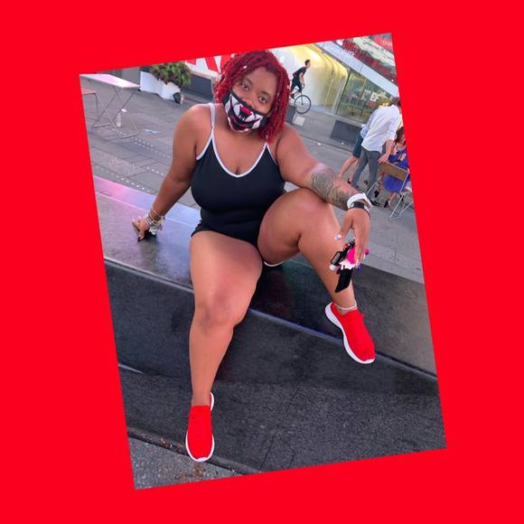 Profile Picture of Simone Hill (@ibesimone) on Poshmark