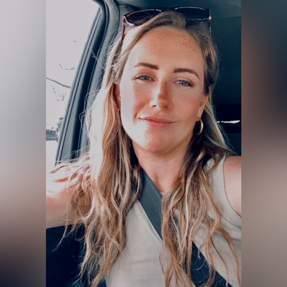 Profile Picture of Julia Moorehead (@jmoorehead435) on Poshmark