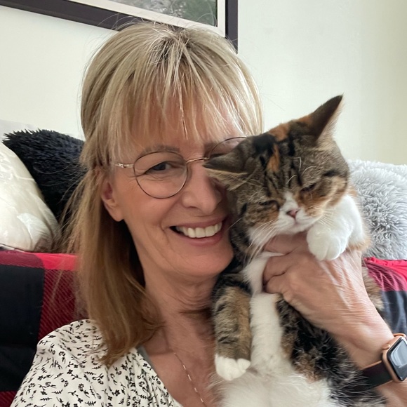 Profile Picture of Monique Reznik (@monic1957) on Poshmark