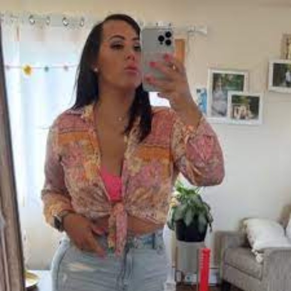 Profile Picture of Jocelyn Alicea (@jalicea05) on Poshmark