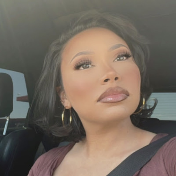 Profile Picture of Ashley Leduff (@ashley_leduff) on Poshmark