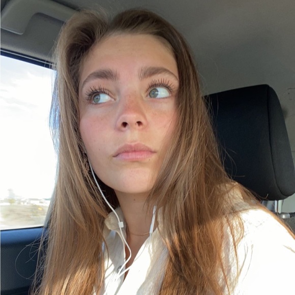 Profile Picture of Katie Knoelk (@katieknoelk) on Poshmark