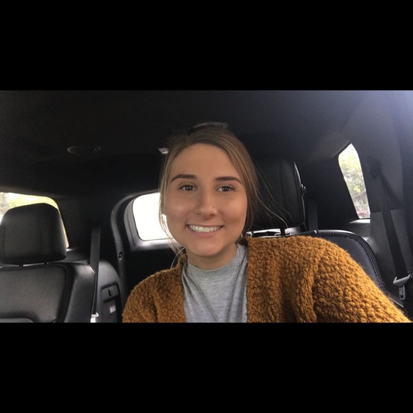 Profile Picture of Hailey Berdahl (@berdahlhailey) on Poshmark