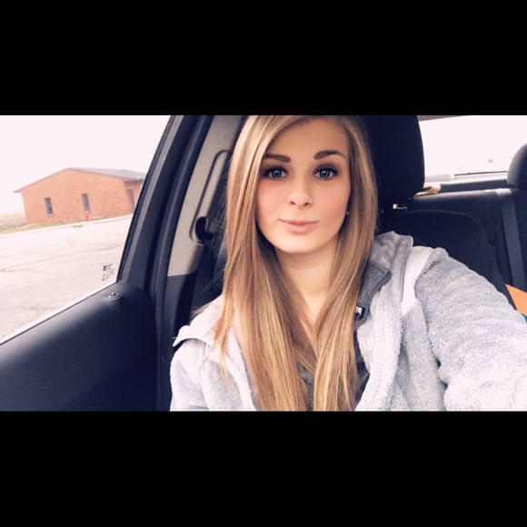 Profile Picture of Mikayla Harcar (@harcar100615) on Poshmark