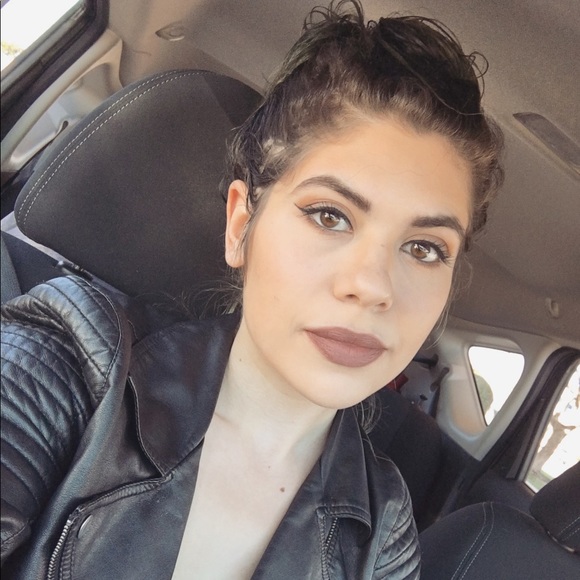 Profile Picture of Mia Manteris (@miacmanteris) on Poshmark