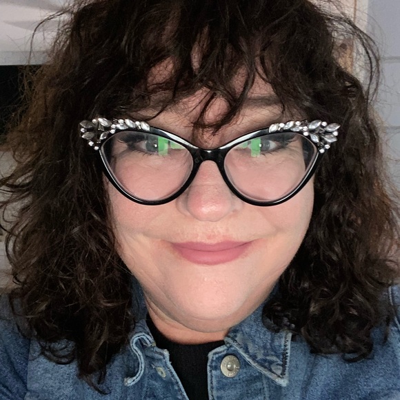 Profile Picture of Deedee Olson (@dmolson42) on Poshmark