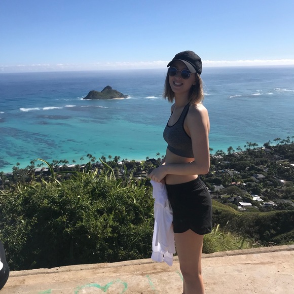 Profile Picture of Leah Baker (@leahmbakerr94) on Poshmark