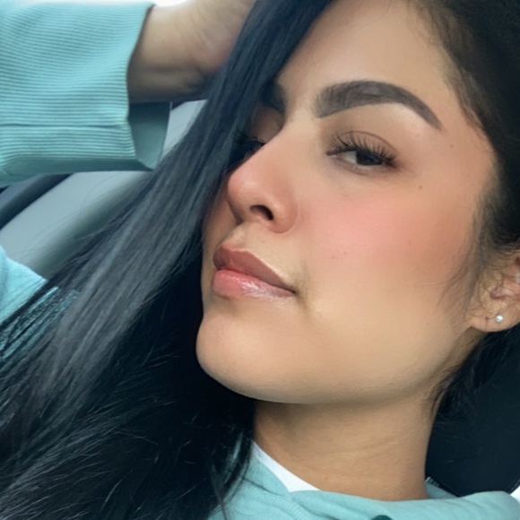 Profile Picture of Tapia Stacie (@stacielaartista) on Poshmark