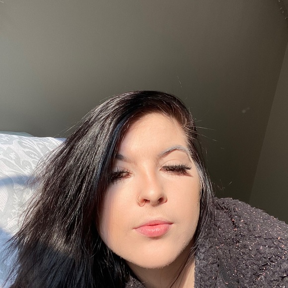 Profile Picture of Autumn Lissandrello (@autumntylerblue) on Poshmark