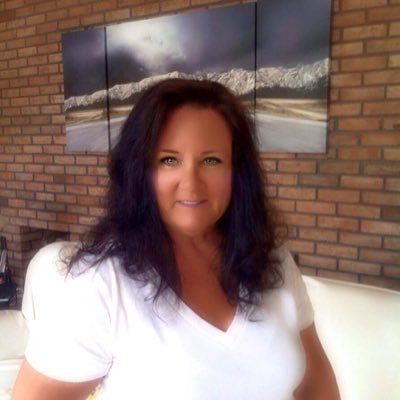 Profile Picture of Pamela Wolfe (@pamelapersinger) on Twitter
