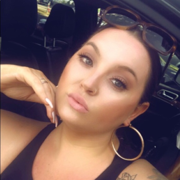Profile Picture of Shannon Mulhern (@smulhern) on Poshmark