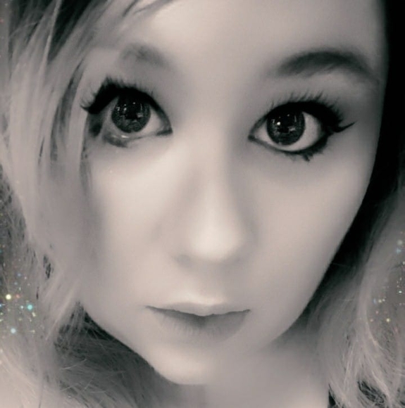 Haley Busch-keyes - Poshmark Profile Picture of Haley Busch-keyes (@darkpheonix11) on Poshmark